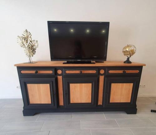 Zdjęcie z galerii obiektu Superbe appartement avec jacuzzi et jardin privés w mieście Lamarque