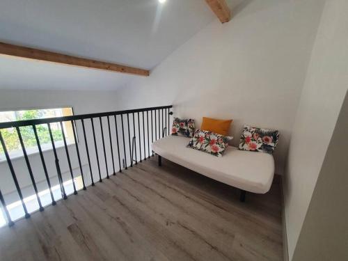 Zdjęcie z galerii obiektu Superbe appartement avec jacuzzi et jardin privés w mieście Lamarque