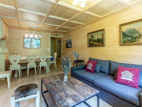 un salon avec un canapé bleu et une table dans l'établissement Appartement spacieux avec wifi, balcon Sud, parking, proche pistes - Val d'Isère - FR-1-694-112, à Val dʼIsère