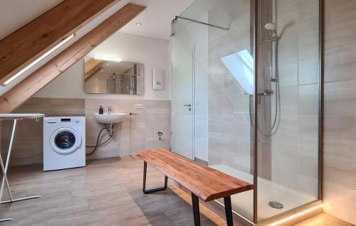 ein Bad mit einer Dusche und einer Holzbank in der Unterkunft Ferienwohnung Waren in Zirtow in Wesenberg