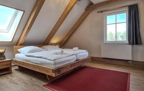ein Schlafzimmer mit einem großen Bett im Dachgeschoss in der Unterkunft Ferienwohnung Waren in Zirtow in Wesenberg