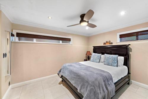 1 dormitorio con 1 cama y ventilador de techo en Villa Da Vinci at the Retreat at Laguna Beach, en Laguna Beach