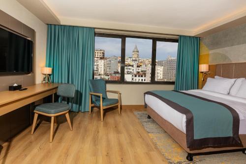 um quarto de hotel com uma cama, uma secretária e uma janela em Csk The Halich Port İstanbul em Istambul