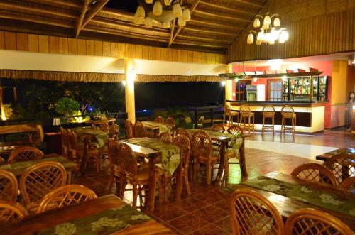 Un restaurante o sitio para comer en Veraneante Resort