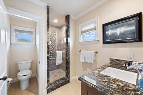 a bathroom with a tub and a toilet and a shower at Villa Teatro at the Retreat in Laguna Beach in Laguna Beach