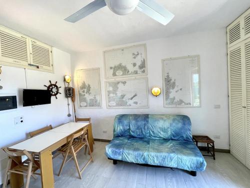 una sala de estar con un sofá y una mesa en SAN TEODORO PUNTA EST MONOLOCALE VISTA MARE, en Capo Coda Cavallo