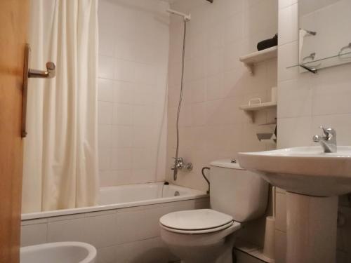 Ένα μπάνιο στο Apartamento con terraza y jardín Besiberri 1