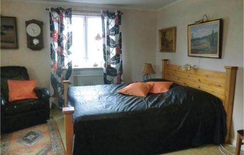 sypialnia z łóżkiem, krzesłem i oknem w obiekcie Amazing Home In Vetlanda With Wifi w mieście Vetlanda