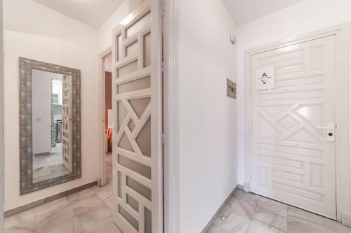 une porte donnant sur un couloir avec un miroir dans l'établissement Minarete, à Roquetas de Mar