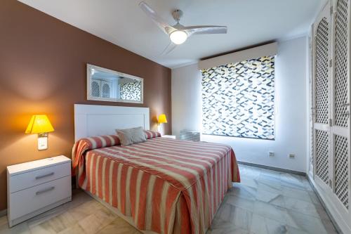 - une chambre avec un lit et une grande fenêtre dans l'établissement Minarete, à Roquetas de Mar
