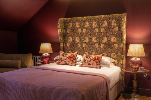 Una cama o camas en una habitación de The Raeburn