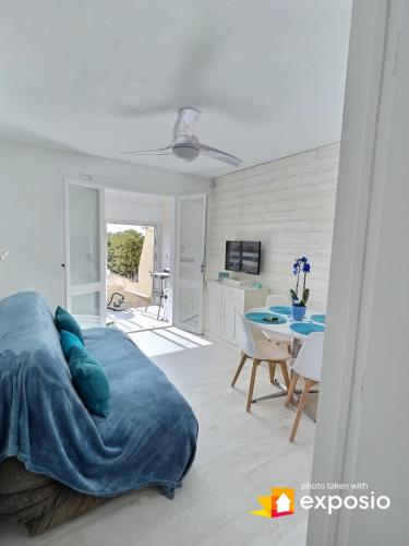 une chambre avec un lit et une salle à manger dans l'établissement Les pieds dans l'eau, au Barcarès