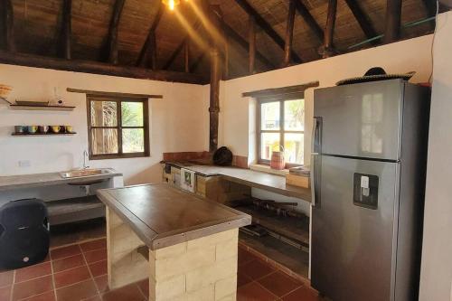 eine Küche mit einem Kühlschrank aus Edelstahl in einem Zimmer in der Unterkunft La Rosaleda 3 - Hermosa finca en Paipa in Paipa