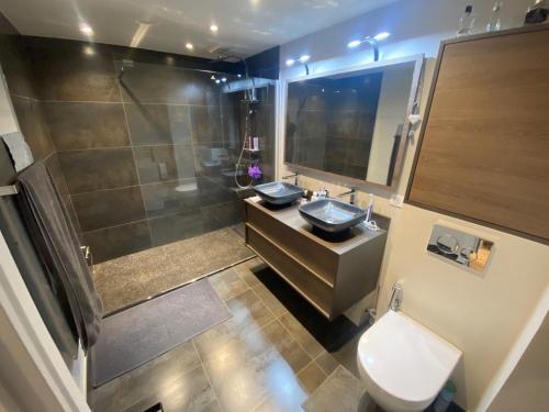 une salle de bain avec un lavabo, une douche et des toilettes dans l'établissement Appartement avec vue mer panoramique, à Mandelieu-la-Napoule