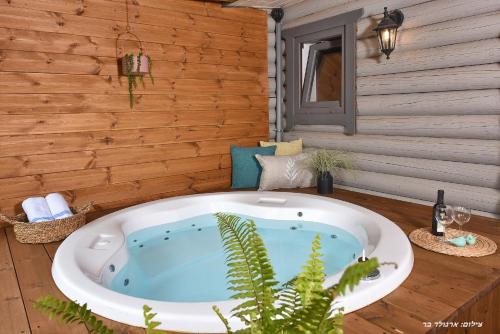 a jacuzzi tub in the middle of a room at Suites Tuia in Had Nes