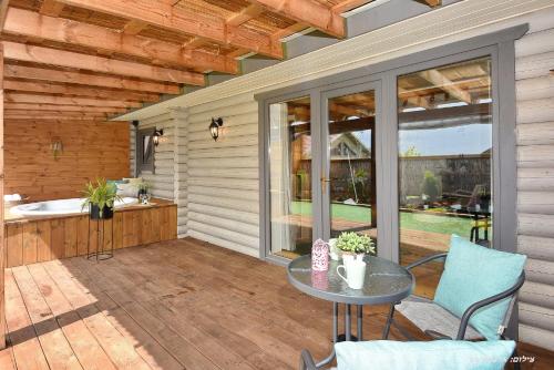 a patio with a table and chairs and a tub at Suites Tuia in Had Nes