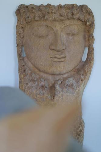 a stone statue of a face on a wall at Villa Seru JanThiel in Jan Thiel