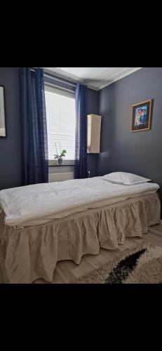 Comfy Cozy Room in beautiful home tesisinde bir odada yatak veya yataklar