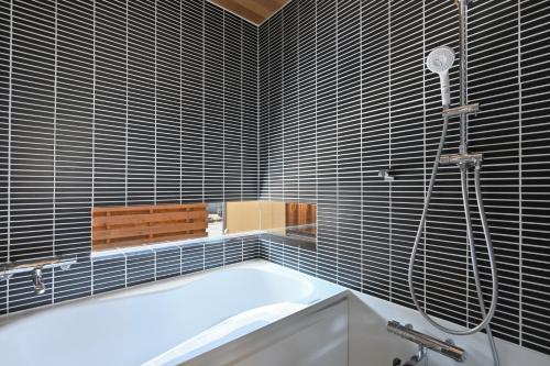 Un baño de 日本の伝統旅館 かんなから 1日1組限定貸切