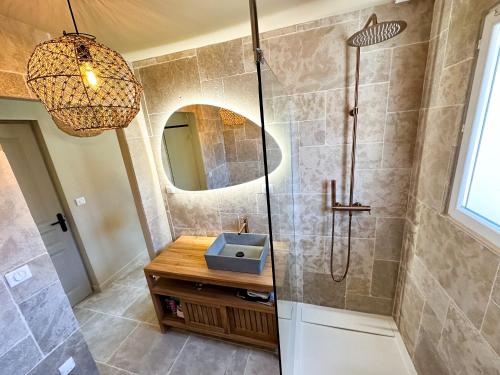 La salle de bains est pourvue d'une douche et d'un lavabo. dans l'établissement The Big House, à Ventabren