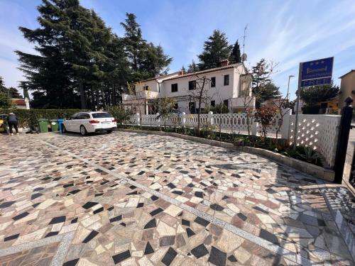 Το κτήριο όπου στεγάζεται  το διαμέρισμα