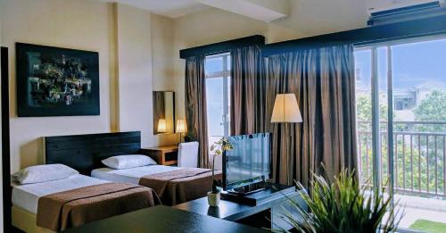 una camera d'albergo con due letti e una grande finestra di Melaka Top Largest Waterpark Resort - By YouBNB Homestay Melaka a Malacca