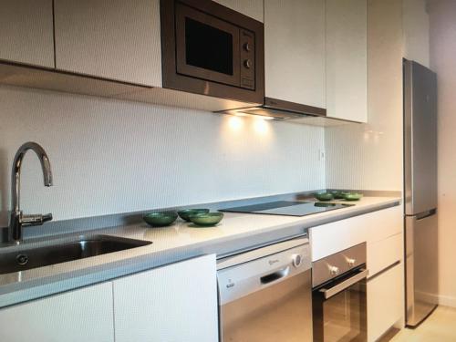 Η κουζίνα ή μικρή κουζίνα στο central bright apartment, community pool and own private pool on splendid terrace, garage, beach 900m, mountains 200m