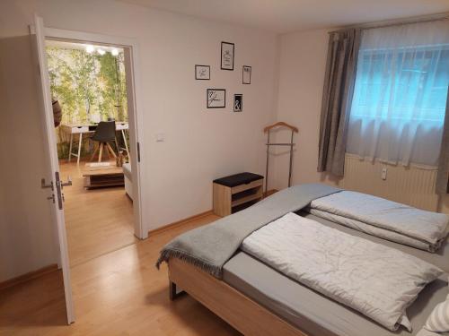een slaapkamer met 2 bedden en een glazen schuifdeur bij Wohnung im Dreistädteeck in Neurenberg