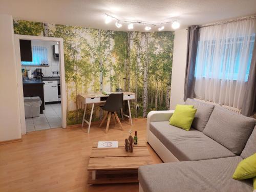 uma sala de estar com um sofá e uma mesa em Wohnung im Dreistädteeck em Nurembergue