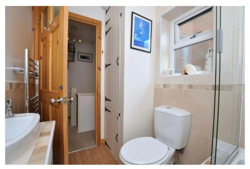 uma pequena casa de banho com WC e lavatório em The Rockpool Holiday Cottage em Whitby