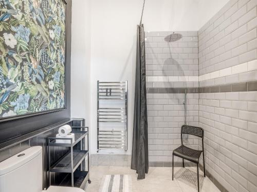 een badkamer met een douche en een stoel. bij Angeliki - Uk43588 in Ellesmere