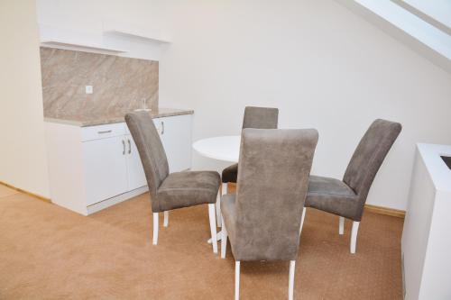 ein Esszimmer mit 3 Stühlen und einem Tisch in der Unterkunft Hotel Divanhana in Brčko
