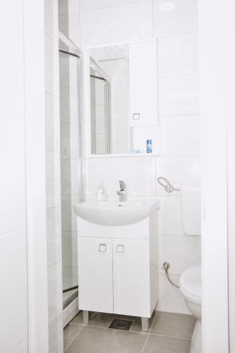 Bilik mandi di Hotel Divanhana