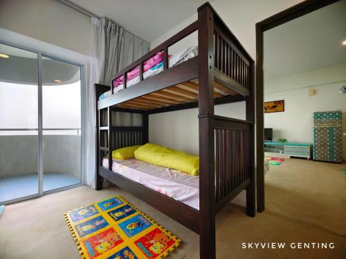 雲頂高原的住宿－5-6 PAX Family Room Skyview Golden Hills, Genting Highlands，卧室配有两张双层床和地毯。