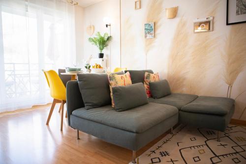 sala de estar con sofá y mesa en Le Nessel - CENTRE HISTORIQUE - FONDERIE en Mulhouse