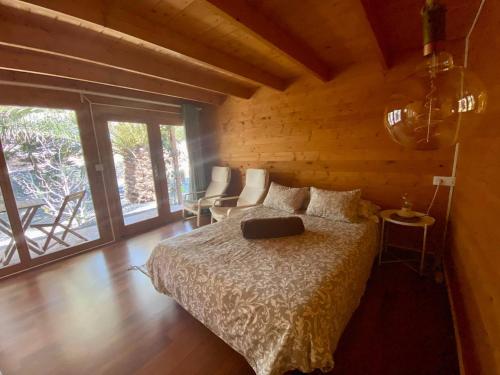 um quarto com uma cama num quarto de madeira em CabanaLanz, Cabañas en Lanzarote em San Bartolomé