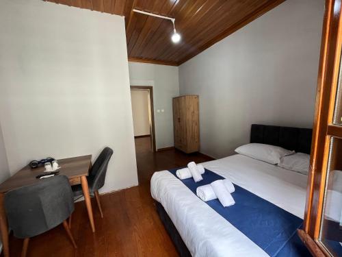 Un dormitorio con una cama y un escritorio con toallas. en İnkaya hotel en Yıldırım