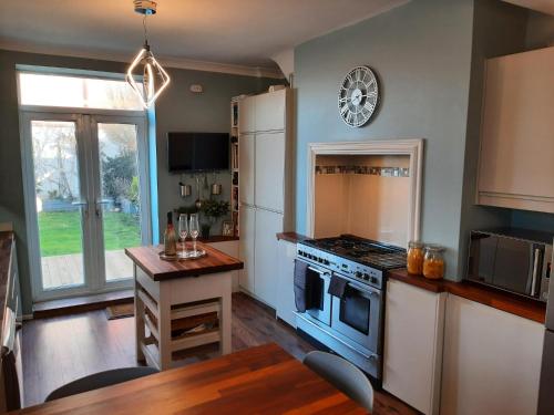 uma cozinha com um frigorífico e um fogão forno superior em Lytham Luxury em Saint Annes on the Sea