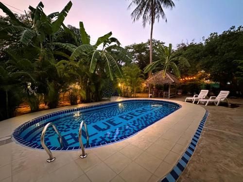 a swimming pool in the middle of a resort at Blue Beach Resort in Baanphakrimlay 