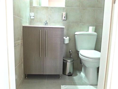 a bathroom with a toilet and a sink at Chill Out Studio in Mýkonos City