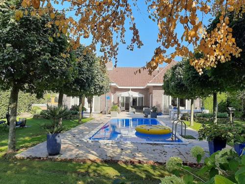 Πισίνα στο ή κοντά στο luxe villa met privé zwembad en jacuzzi