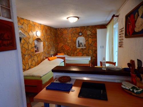um quarto com uma cama e uma secretária com uma secretária. em Adrienn Apartments em Stari Grad