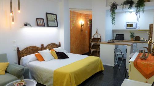 Cette chambre comprend un lit, une cuisine et un bureau. dans l'établissement Estudio con encanto en la Carihuela, à Torremolinos