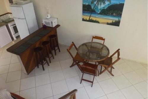 an overhead view of a kitchen with a table and chairs at Mares de Camburizinho in Camburi
