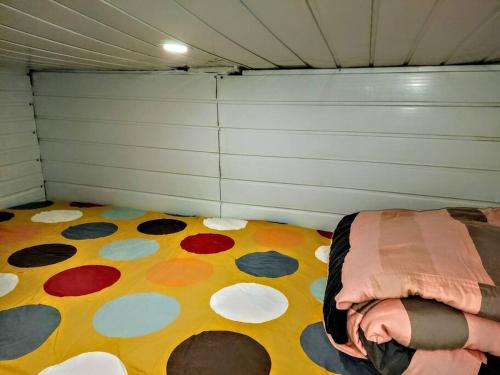 Cette chambre dispose d'un lit avec un sol en polka. dans l'établissement Tiny White Home (Self Check-In), à Bucarest