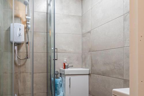 a bathroom with a shower with a toilet and a sink at Shirley House 4, Guest House, Fully Equipped Kitchen with Fridge, Washer, Dryer, Self Catering, Self Check in, Great for Contractors, 5 min to BAT, 20 min to Fawley Refinery, close to Southampton Central, Ideal for Longer Stays in Southampton