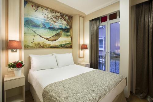 A bed or beds in a room at Hotel Evsen