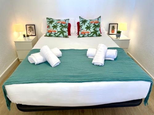 Elle comprend un grand lit avec des oreillers blancs. dans l'établissement GATU Villa Cielo y Mar junto la playa, terraza , wifi y vista al mar, à El Puerto de Santa María