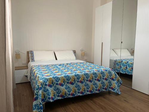 1 dormitorio con 1 cama con edredón en Conchiglia Sul Mare, en Mazara del Vallo