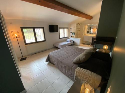 sypialnia z dużym łóżkiem i łazienką w obiekcie Maison de famille (piscine, jacuzzi et sauna) w mieście Quillan